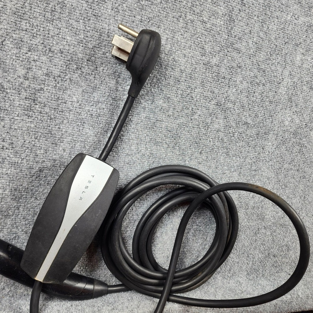 Tesla Gen 2 Universal Mobile Connector EV Charger NEMA 14-50 1101789-00-J 32A